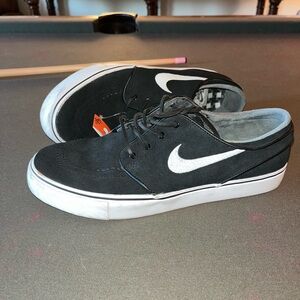 Black and White Janoski Nike Skate Sneakers Like New